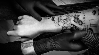 Ein Unterarm wird gerade tätowiert.  | © Julias Lens