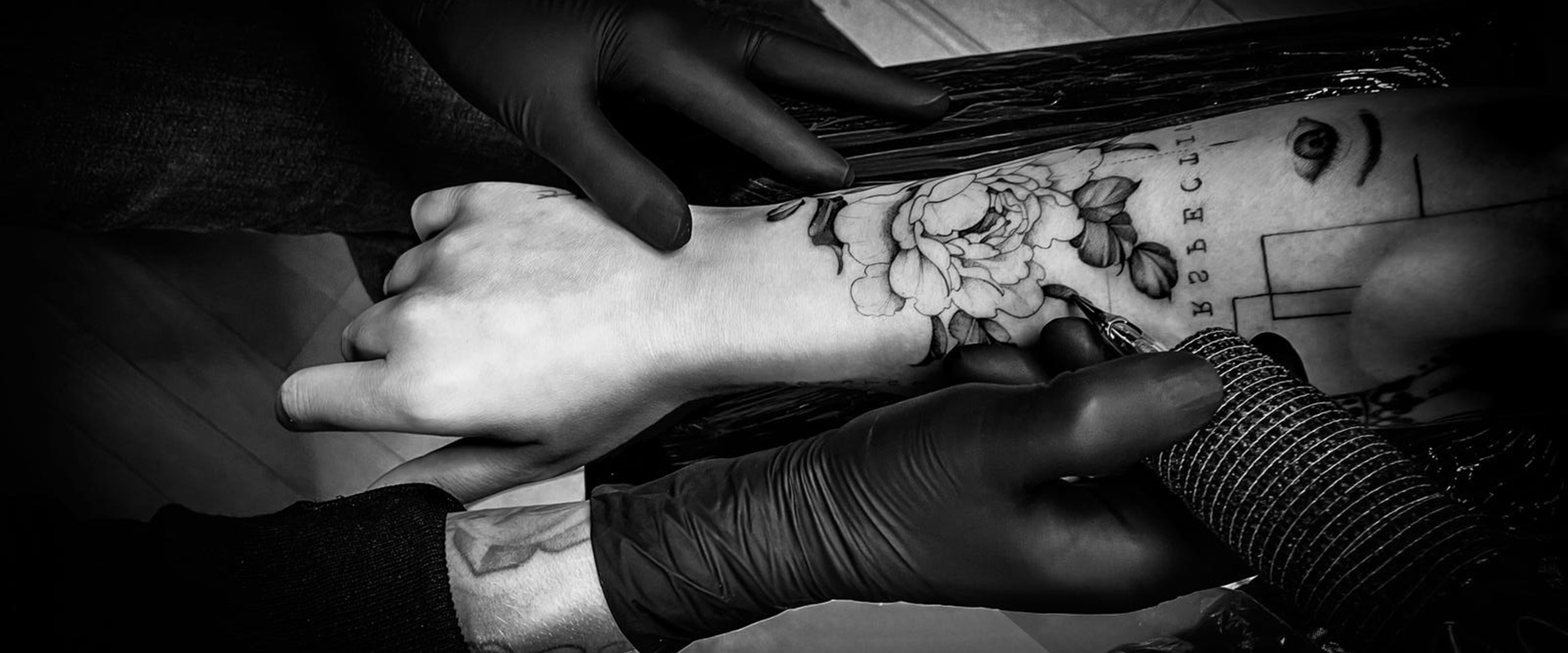 Ein Unterarm wird gerade tätowiert.  | © Julias Lens