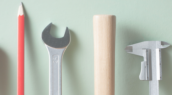 Werkzeuge liege auf einem grünem Hintergrund | © Quizeria