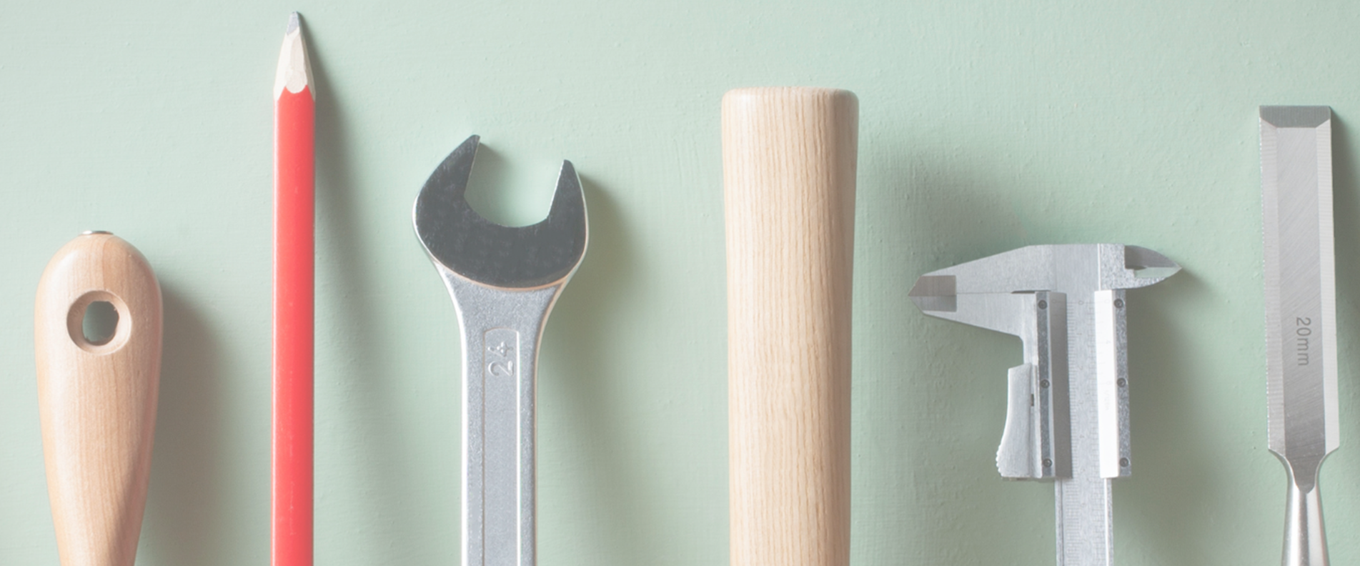 Werkzeuge liege auf einem grünem Hintergrund | © Quizeria