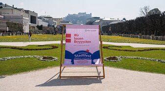 Liegestuhl mit dem Stadtfest Sujet im Mirabellgarten | © Stadt Salzburg