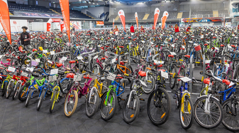 Fahrräder sind in einer Halle aufgestellt. | © wildbild/Herbert Rohrer