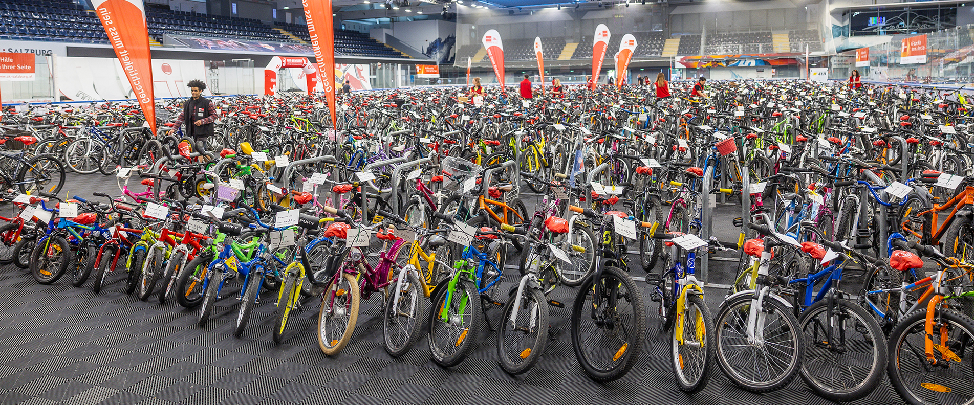 Fahrräder sind in einer Halle aufgestellt. | © wildbild/Herbert Rohrer