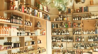 Ansicht eines Geschäftes mit diversen Spirituosen | © studio_sejour