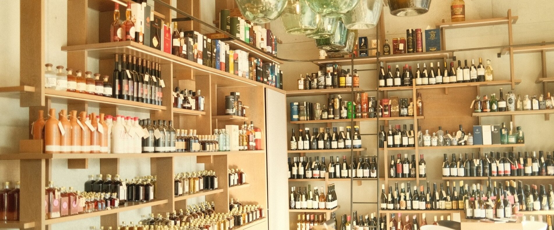 Ansicht eines Geschäftes mit diversen Spirituosen | © studio_sejour