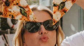 Frau mit Pizza | © Spritztour