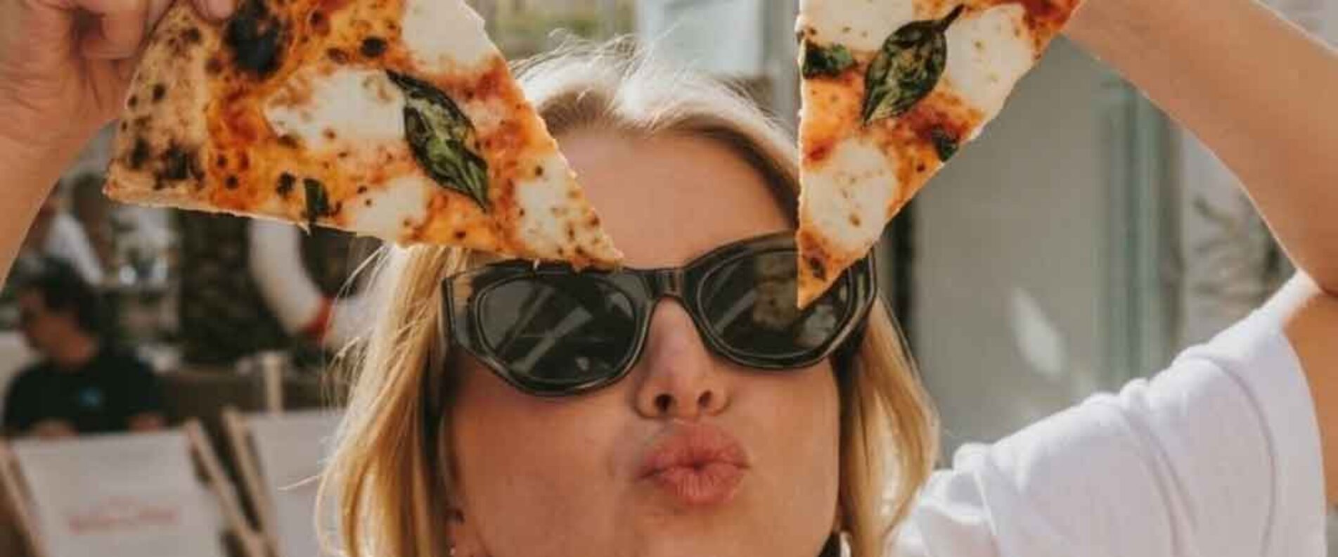 Frau mit Pizza | © Spritztour