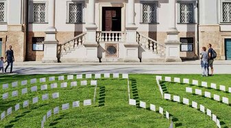 Labyrinth aus Fähnchen auf dem Erhardplatz | © Lukas Kröner