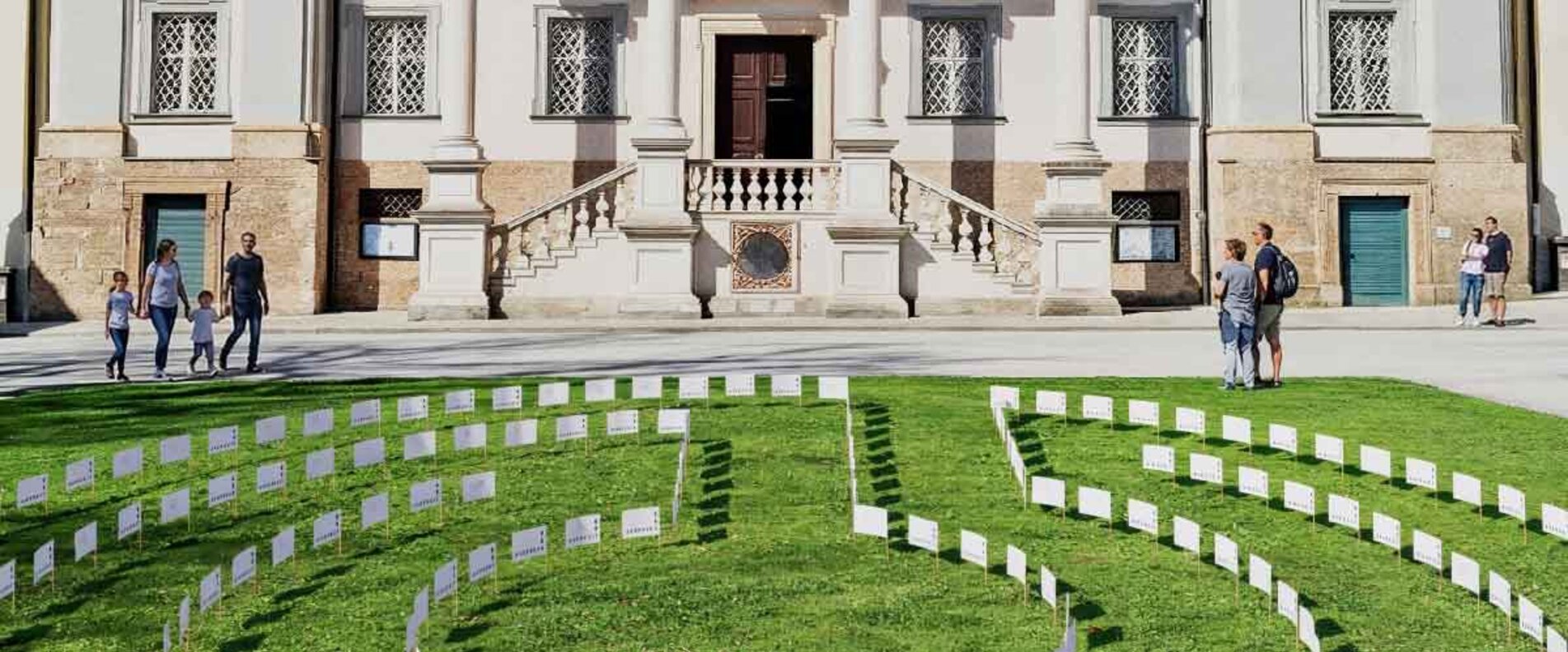 Labyrinth aus Fähnchen auf dem Erhardplatz | © Lukas Kröner