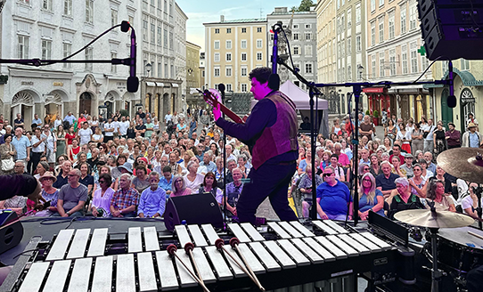 Ein Musiker spielt auf der Bühne vor Publikum. | © Renate Stelzl