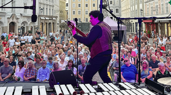 Ein Musiker steht auf der Bühne.  | © Renate Stelzl