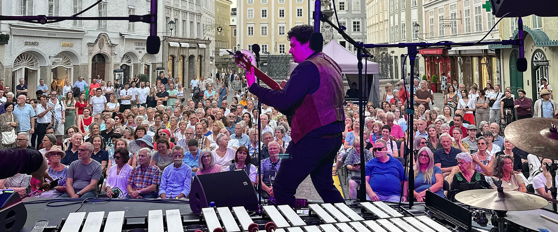 Ein Musiker steht auf der Bühne.  | © Renate Stelzl