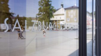 Glasscheibe mit Aufschrift Salzburger Festspiele | © Salzburger Festspielfonds