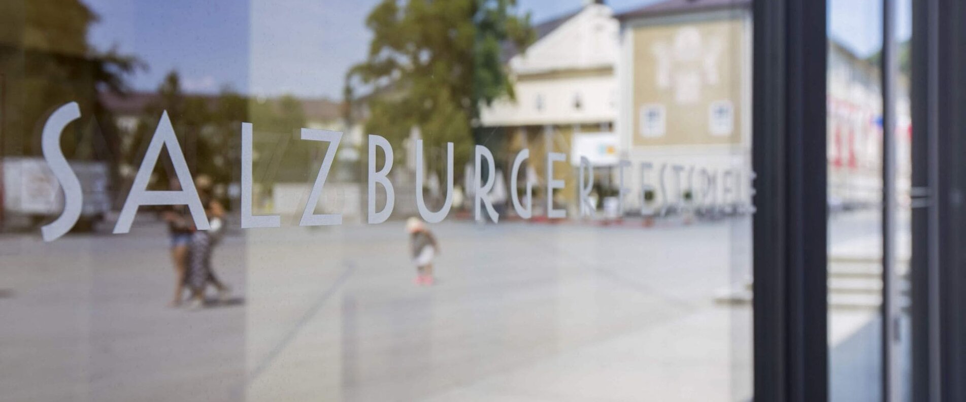 Glasscheibe mit Aufschrift Salzburger Festspiele | © Salzburger Festspielfonds