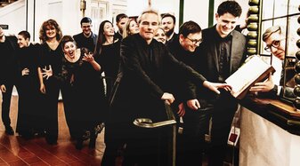 Chormitglieder posieren vor dem Ticketschalter | © Mario Balzi