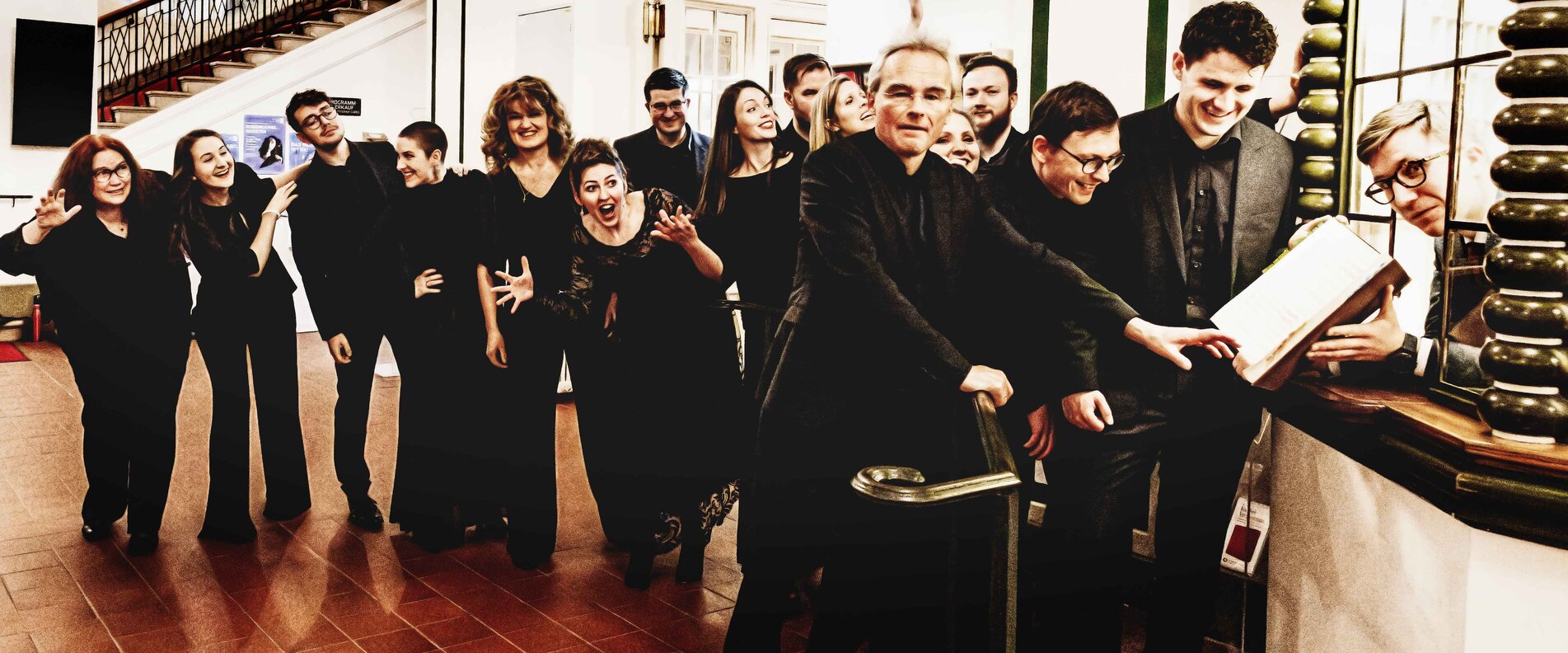 Chormitglieder posieren vor dem Ticketschalter | © Mario Balzi