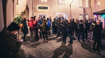 Das Publikum wartet vor dem Kino | © Patrick Daxenbichler