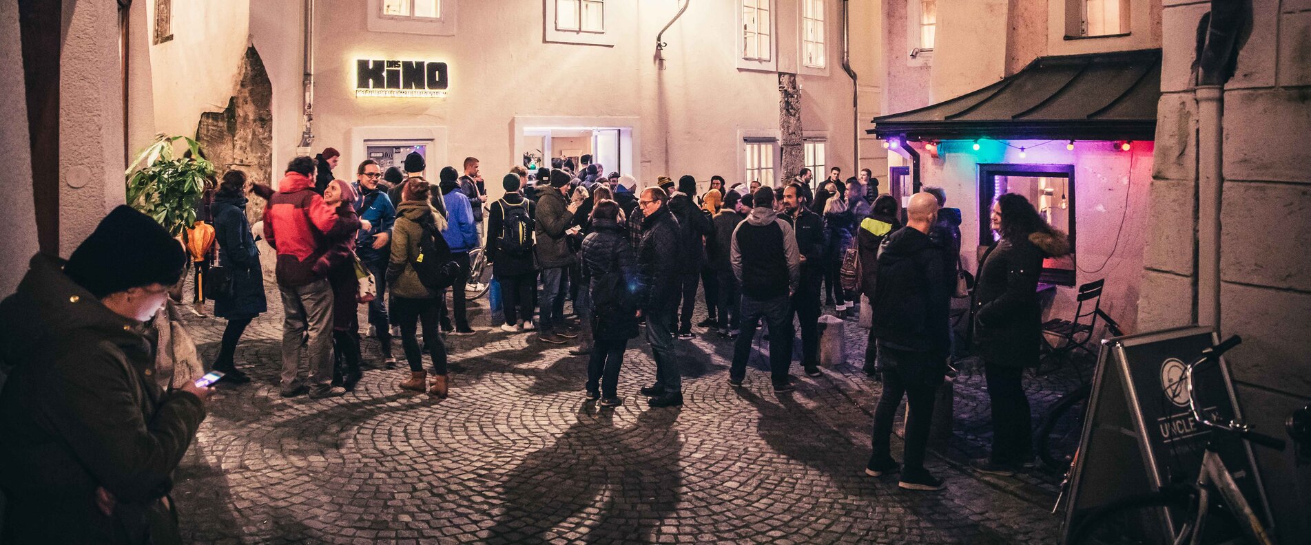 Das Publikum wartet vor dem Kino | © Patrick Daxenbichler