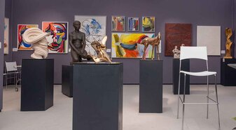 Gemälde und Skulpturen in einer Ausstellungshalle | © wildbild