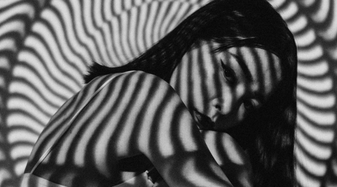 Foto einer Dame, die am Boden sitzt. | © liebestrunken