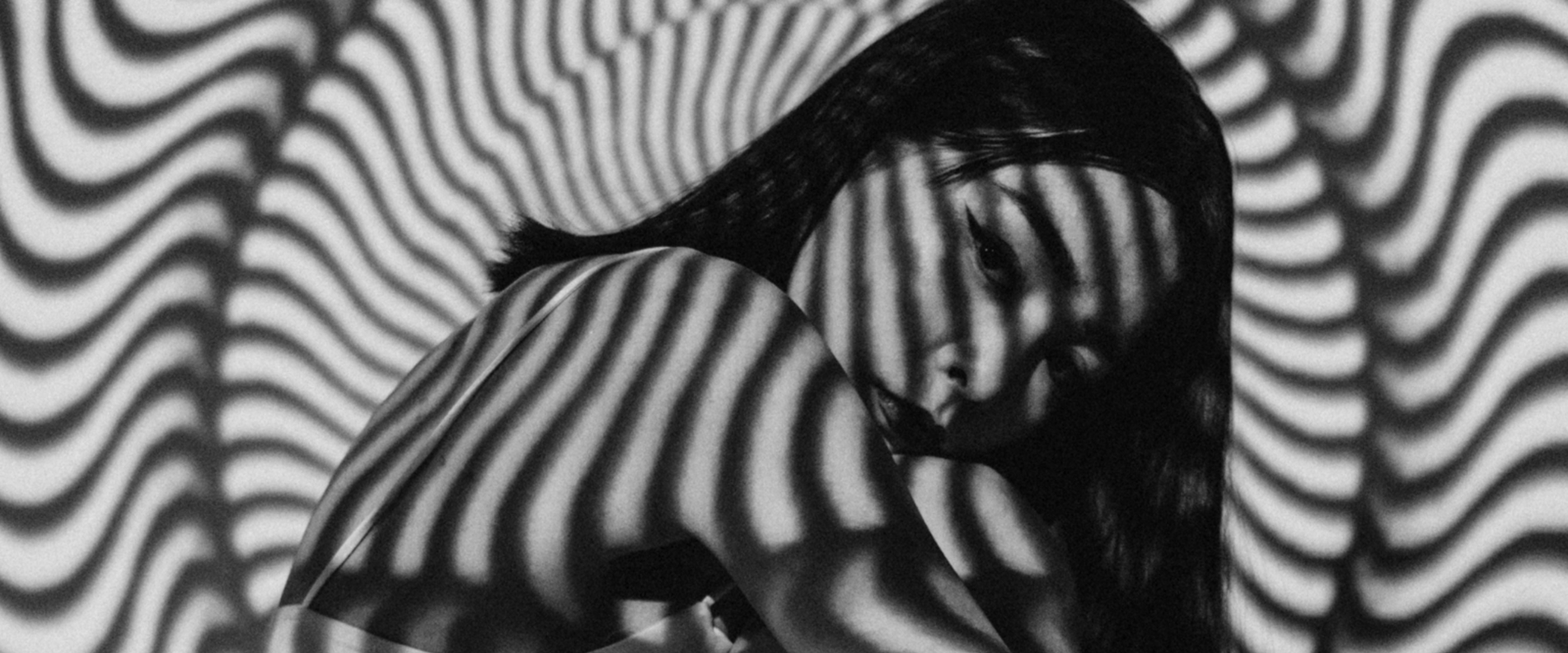 Foto einer Dame, die am Boden sitzt. | © liebestrunken