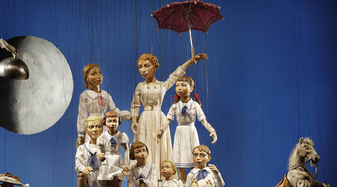 Marionetten bei der Aufführung auf der Bühne im Salzburger Marionettentheater. | © Salzburger Marionettentheater