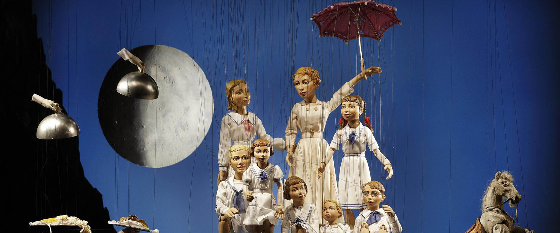 Marionetten bei der Aufführung auf der Bühne im Salzburger Marionettentheater. | © Salzburger Marionettentheater