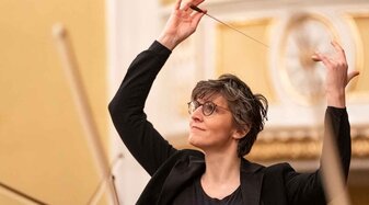 Elisabeth Fuchs dirigiert | © Erika Mayer