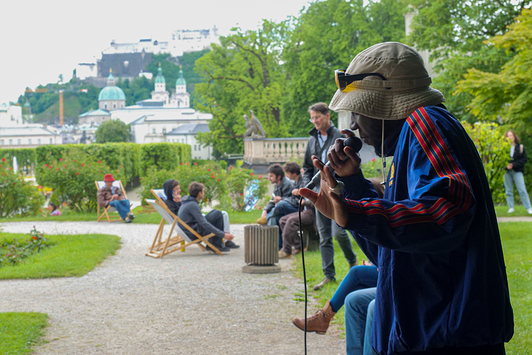 Shemero singt im Mirabellgarten und wird von Scurheim musikalisch begleitet. | © Valentin Czihak
