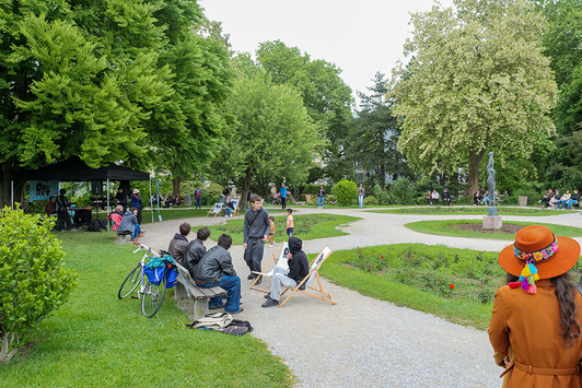 Die Besucher:innen genießen QUERBEET im Mirabellgarten | © Valentin Czihak
