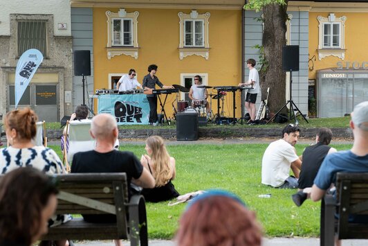 Gäste sitzen auf dem Gras | © Valentin Czihak