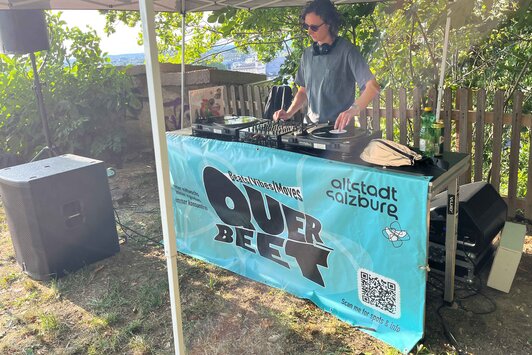DJ mit Plattenspieler | © Erin Kim