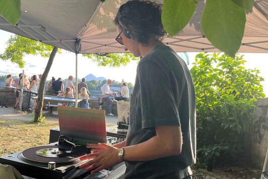 DJ mit Plattenspieler | © Erin Kim