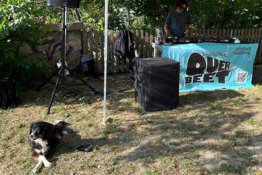 DJ bei einer Outdoor Performance | © Erin Kim