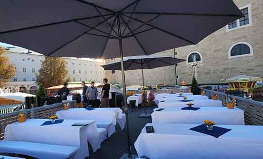 Exklusiver Bereich auf der Terrasse am Stand am Salzburger Rupertikirtag. | © Rauchenbühelhütte