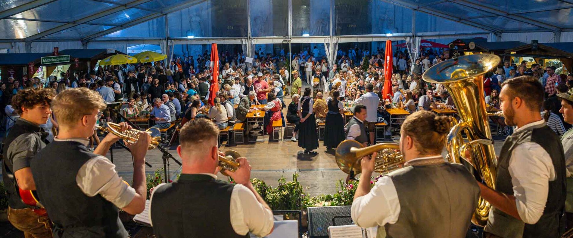 Rupertibühne am Domplatz mit Musikern und Publikum im Hintergrund | © Herbert Rohrer