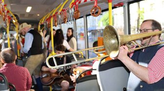 Eine Busrundfahrt durch Salzburg am Rupertitag mit Live-Musik und Gstanzln. | © Salzburg Verkehr/Uwe Brandl