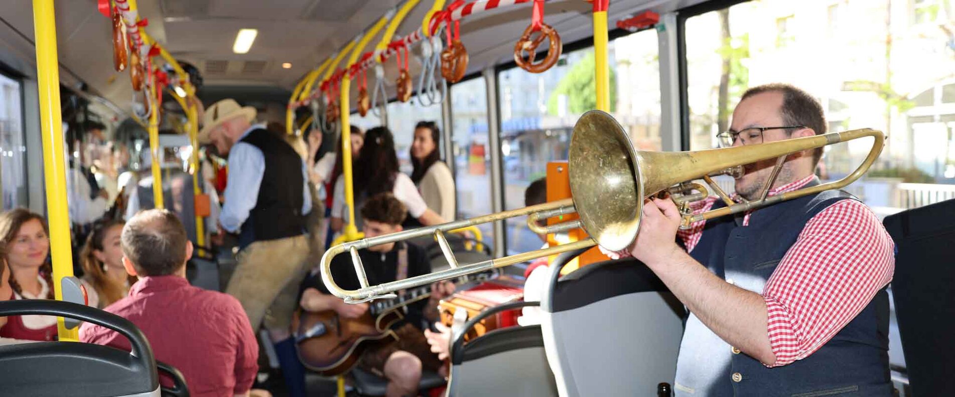 Eine Busrundfahrt durch Salzburg am Rupertitag mit Live-Musik und Gstanzln. | © Salzburg Verkehr/Uwe Brandl