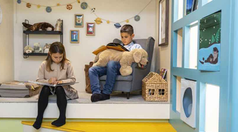 Zwei Kinder lesen Bücher | © Maurice Rigaud