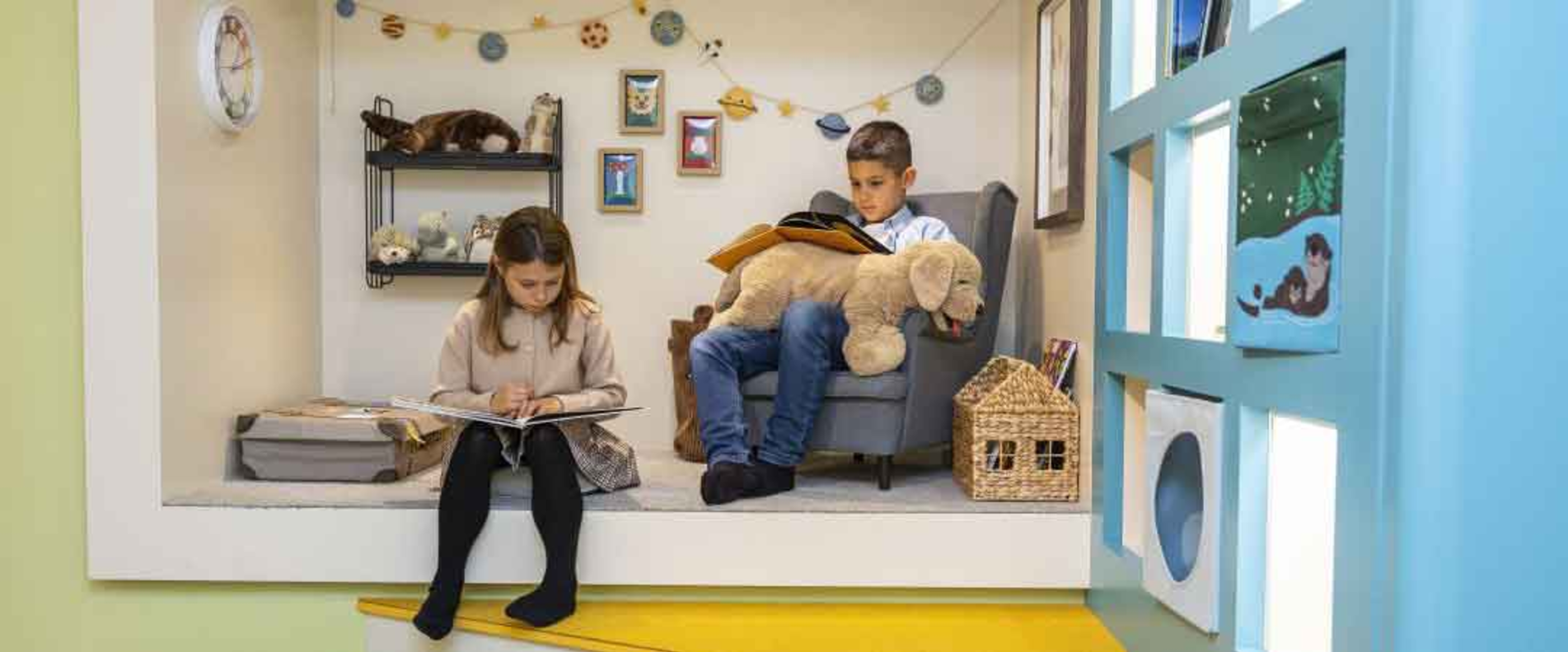 Zwei Kinder lesen Bücher | © Maurice Rigaud