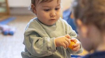 Zwei Kleinkinder spielen miteinander | © Herbert Rohrer