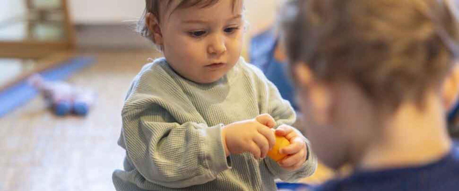 Zwei Kleinkinder spielen miteinander | © Herbert Rohrer