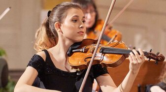 Clarissa Bevilacqua spielt Violine | © Christian Schneider
