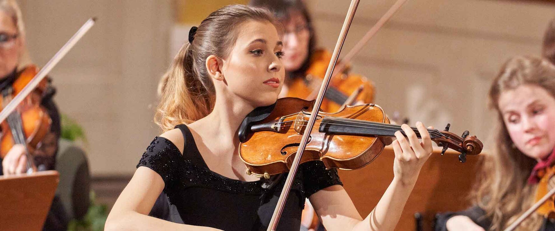Clarissa Bevilacqua spielt Violine | © Christian Schneider
