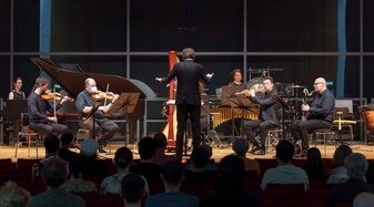 Ein Orchester spielt auf der Bühne | © Michael Klimt