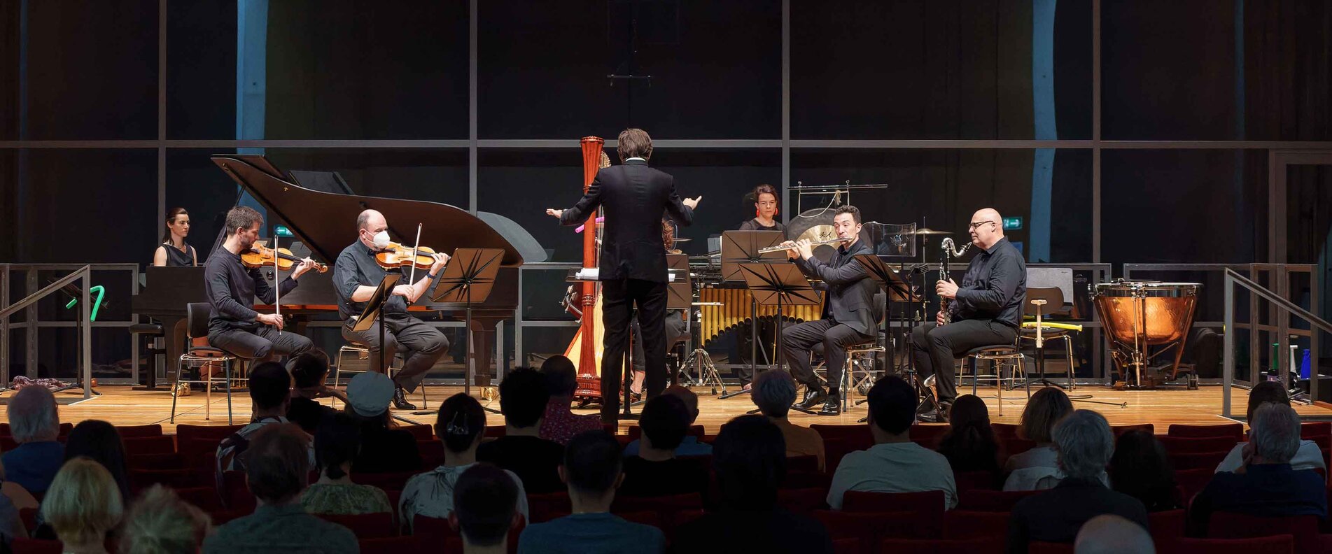 Ein Orchester spielt auf der Bühne | © Michael Klimt