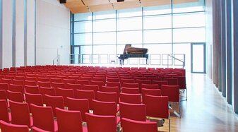 Ein Konzertsaal mit einem Klavier | © Christian Schneider