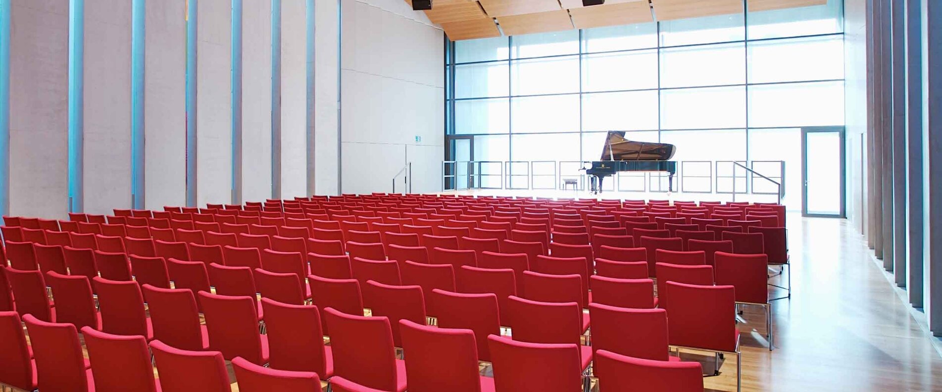 Ein Konzertsaal mit einem Klavier | © Christian Schneider