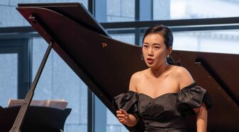 Eine Sängerin und eine Pianistin auf der Bühne | © Christian Schneider