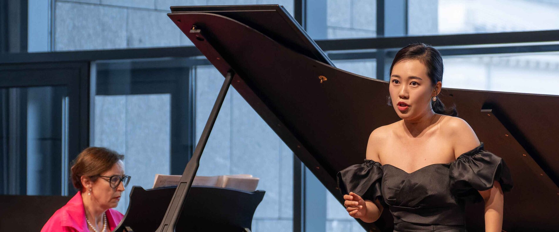 Eine Sängerin und eine Pianistin auf der Bühne | © Christian Schneider